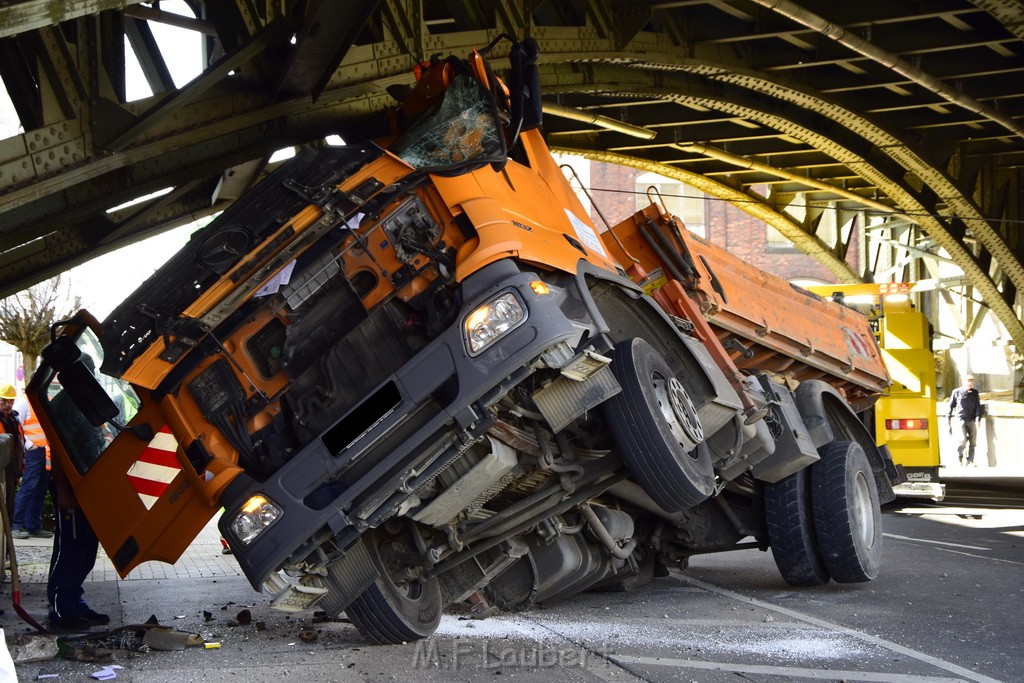 LKW blieb unter Bruecke haengen Koeln Deutz Deutz Muelheimerstr P048.JPG - Miklos Laubert